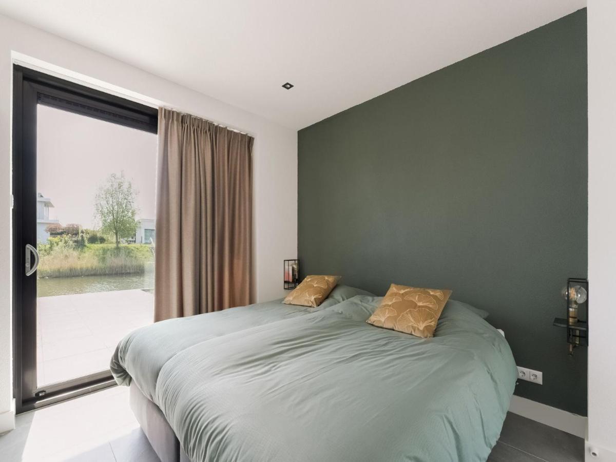 Swanky Villa In Zeewolde With Garden Exteriör bild