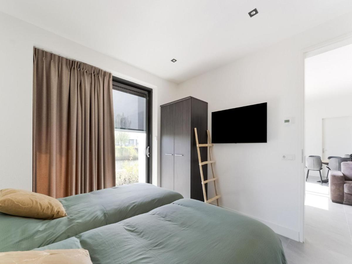 Swanky Villa In Zeewolde With Garden Exteriör bild