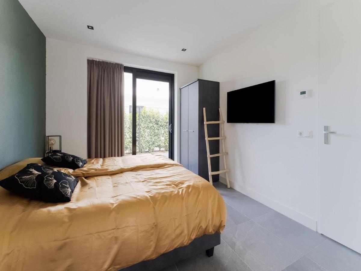 Swanky Villa In Zeewolde With Garden Exteriör bild