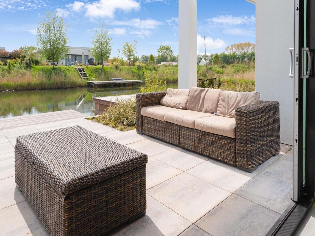 Swanky Villa In Zeewolde With Garden Exteriör bild